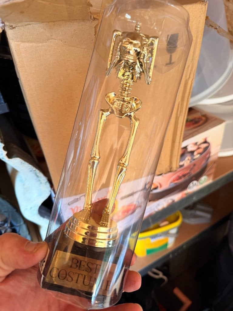 TE KOOP: Halloween Trofee Best Costume Skelet Amscan, Versiering, Halloween of Griezel, Jlfa, Nieuw