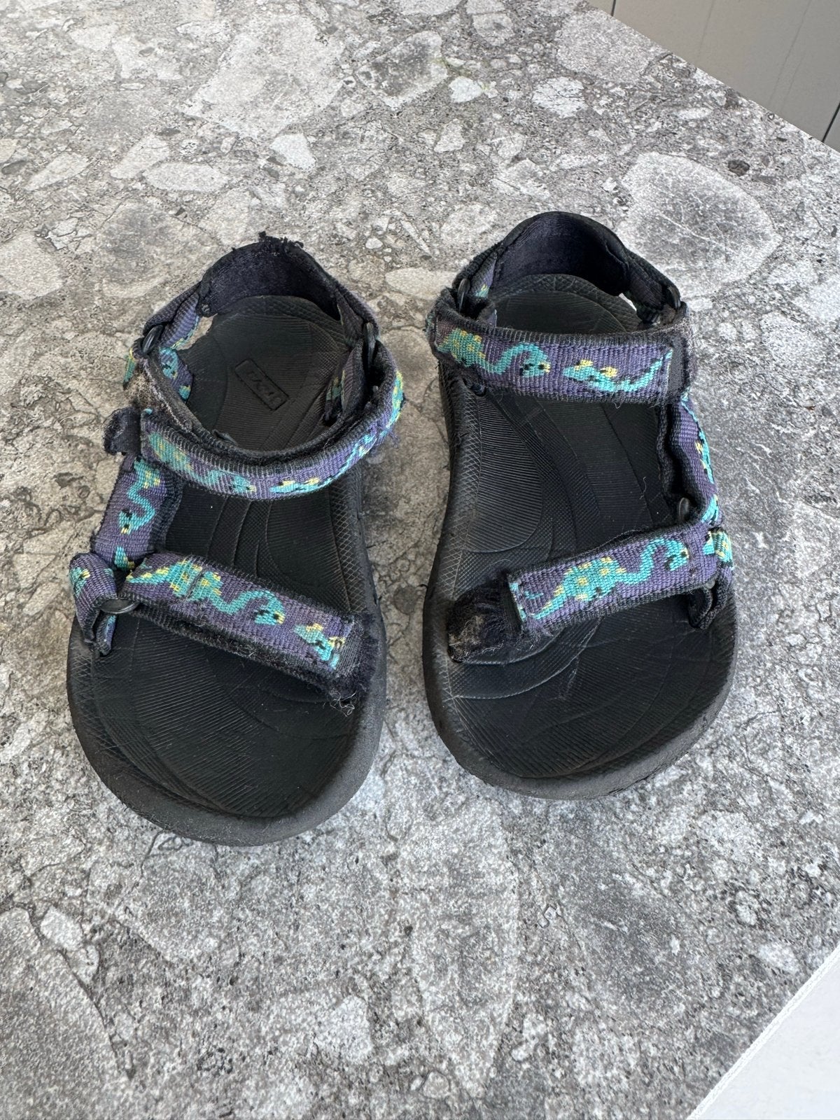 Teva sandalen maat 26, zwart/blauw met klittenband, Kinderen en Baby's, Kinderkleding | Schoenen en Sokken, Ophalen, Gebruikt