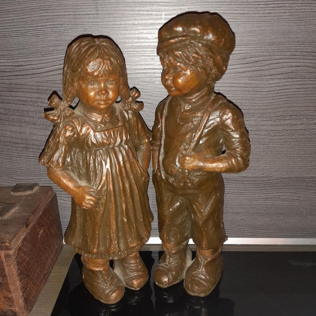 Jongen en Meisje - Geert Kunen - verbronsd klei, Overige onderwerpen, Weerbestendig, Ophalen of Verzenden, 20 - 50 cm