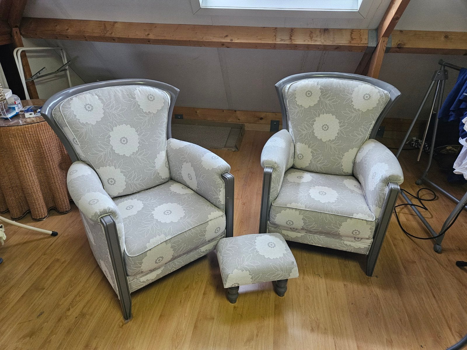 Twee fauteuils en een voetenbankje, Ophalen
