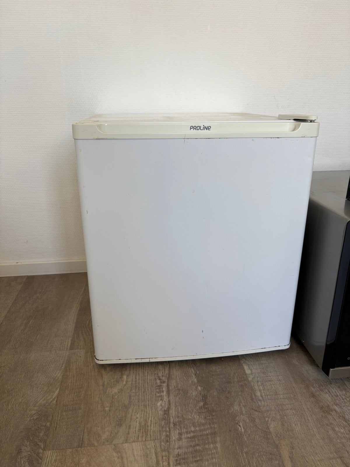 Gebruikte mini koelkast - Ideaal voor student of kantoor, Witgoed en Apparatuur, Koelkasten en IJskasten, Ophalen, Gebruikt, Minder dan 75 liter