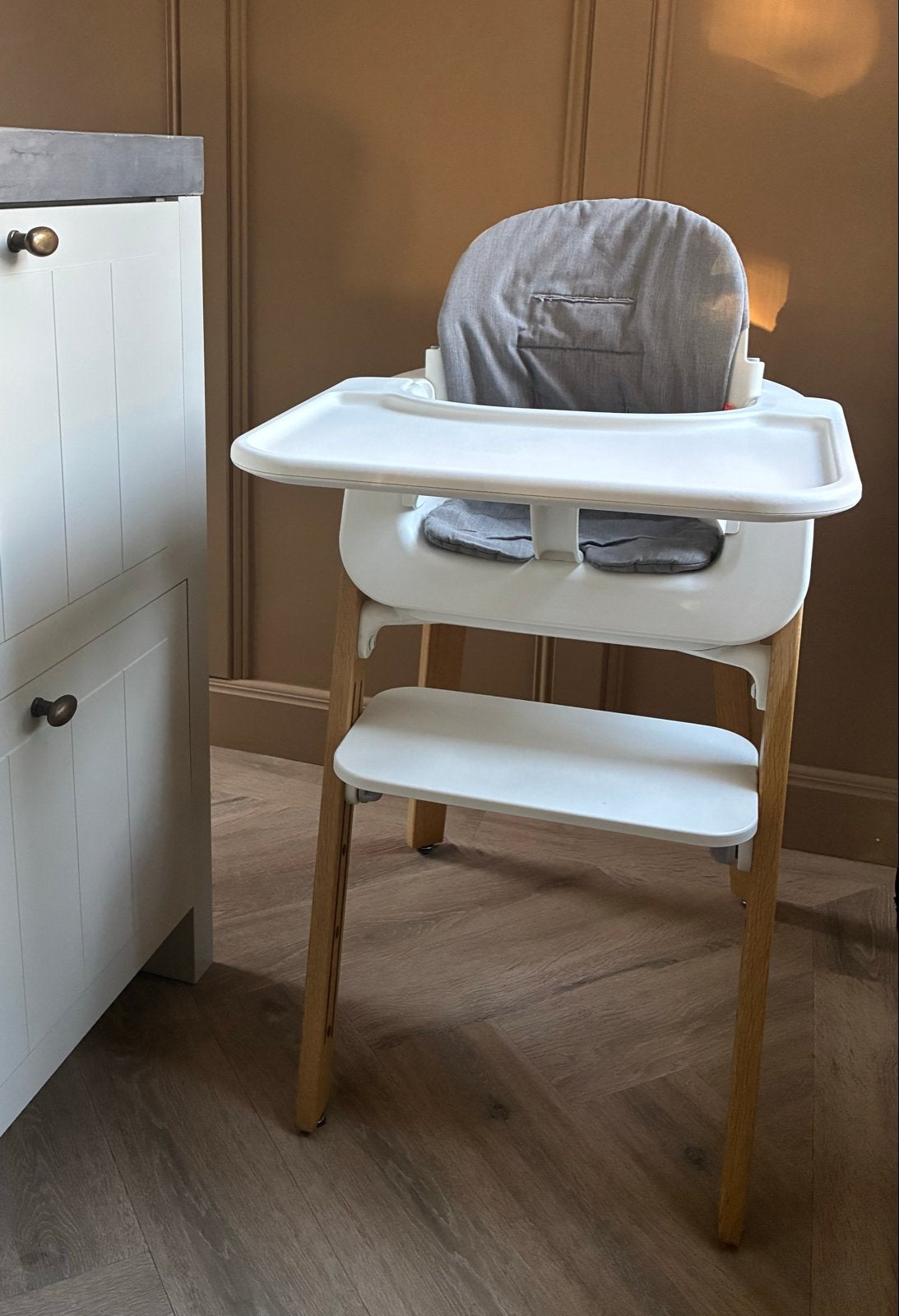 Stokke Steps Kinderstoel White/Natural + Babyset + Eetblad, Ophalen, Zo goed als nieuw, Meegroeistoel, Afneembaar eetblad