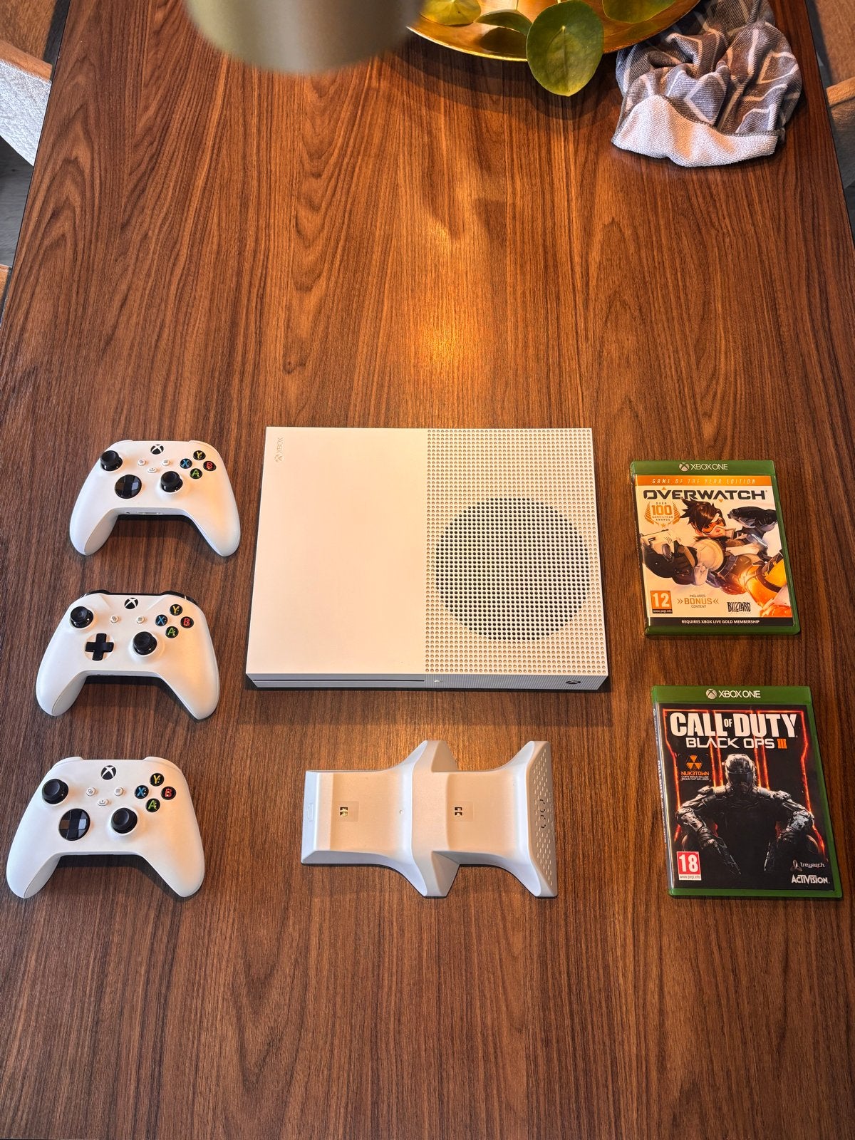 Xbox One S met 3 controllers en 2 games, Shooter, Eén computer, Ophalen of Verzenden, Zo goed als nieuw