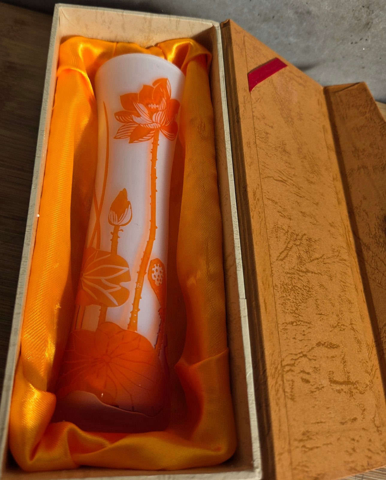 ZGN chinees cameo vaasje in originele verpakking, Antiek en Kunst, Kunst | Designobjecten, Ophalen, Vaas, Glas
