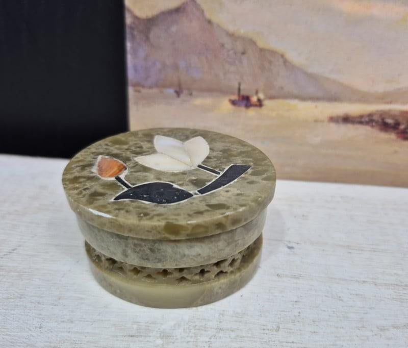 Zeepsteen snuisterijen doosje met parelmoer, Antiek en Kunst, Ophalen of Verzenden