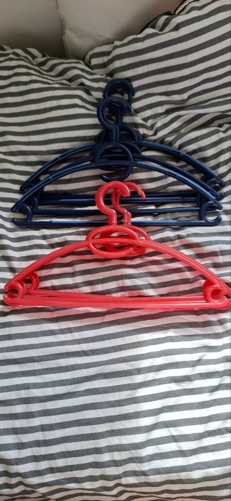Te koop: 12 plastic kledinghangers., Ophalen of Verzenden, Gebruikt, Kunststof, Kinderen en Volwassenen