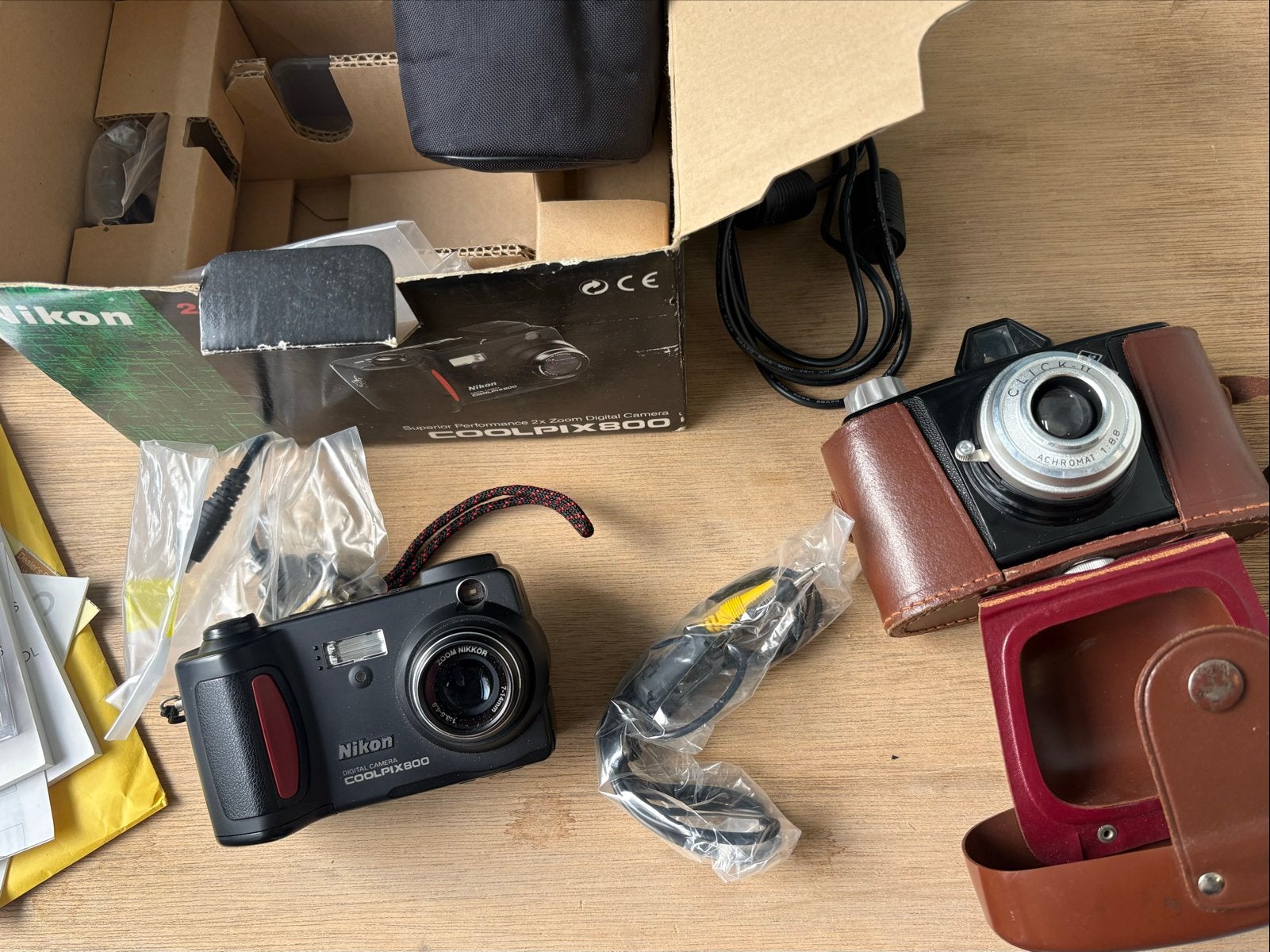 Nikon Coolpix 800 met doos en Agfa Click II camera, Ingebouwde flitser, 2 megapixels, Ophalen of Verzenden, Compactcamera