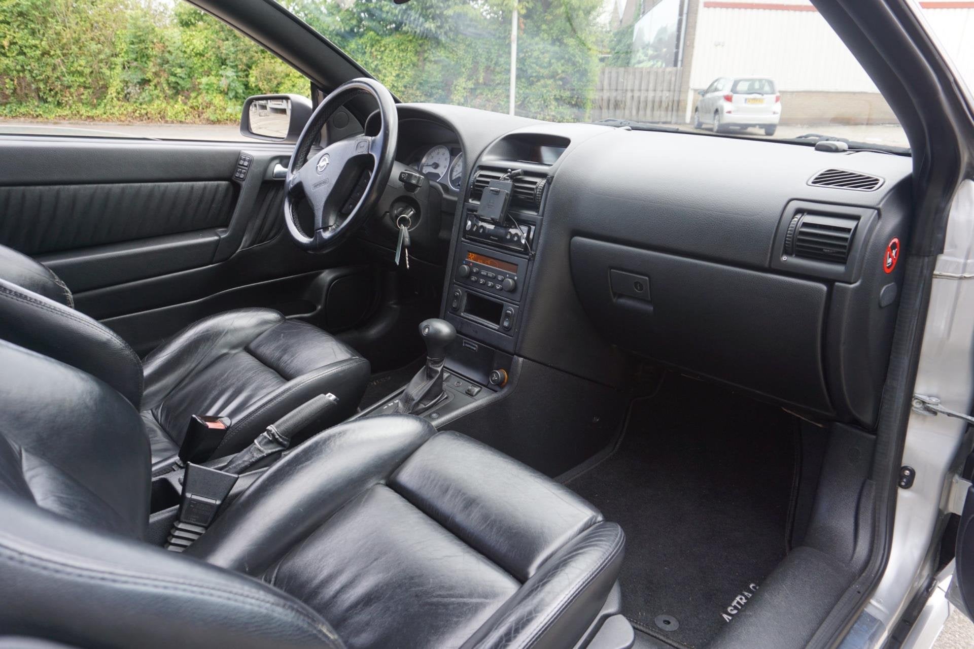 Opel Astra Cabriolet 2.2-16V, Auto's, Opel, Gebruikt, Zwart, 4 cilinders, Cabriolet