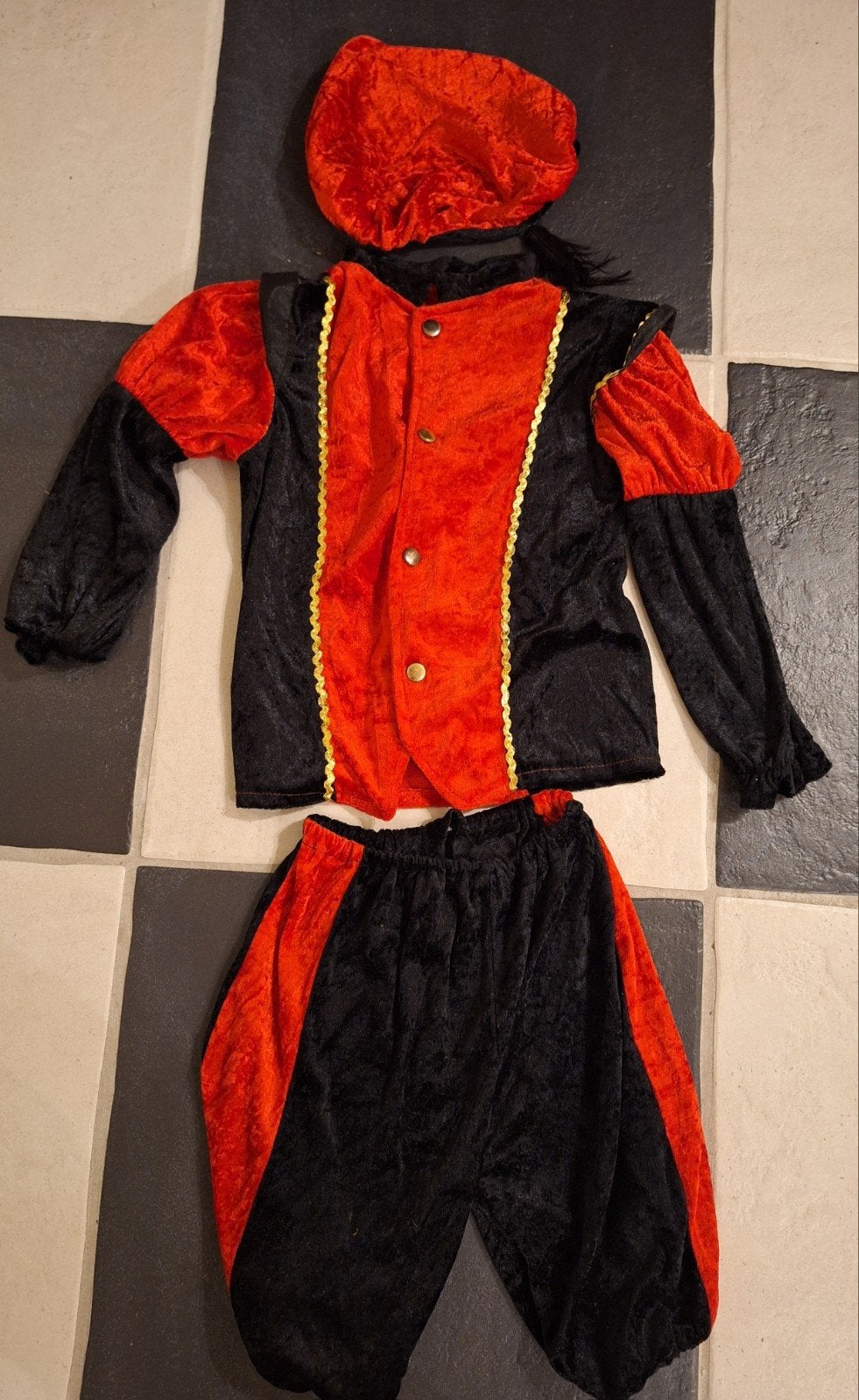 Rood Pietenpak Maat 122/128 met Muts - Zo goed als nieuw, Ophalen of Verzenden, Zo goed als nieuw, 122 t/m 128, Jongen of Meisje
