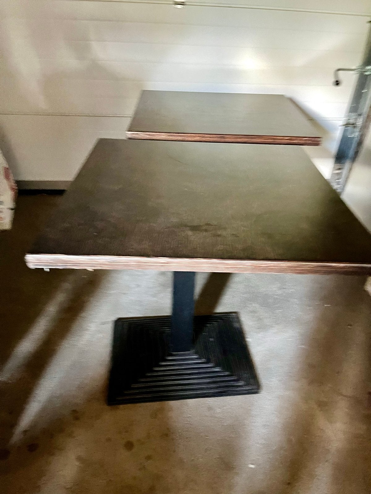 2 tafels met metalen tafelpoot, Ophalen, Gebruikt, Tot twee personen, 50 tot 100 cm