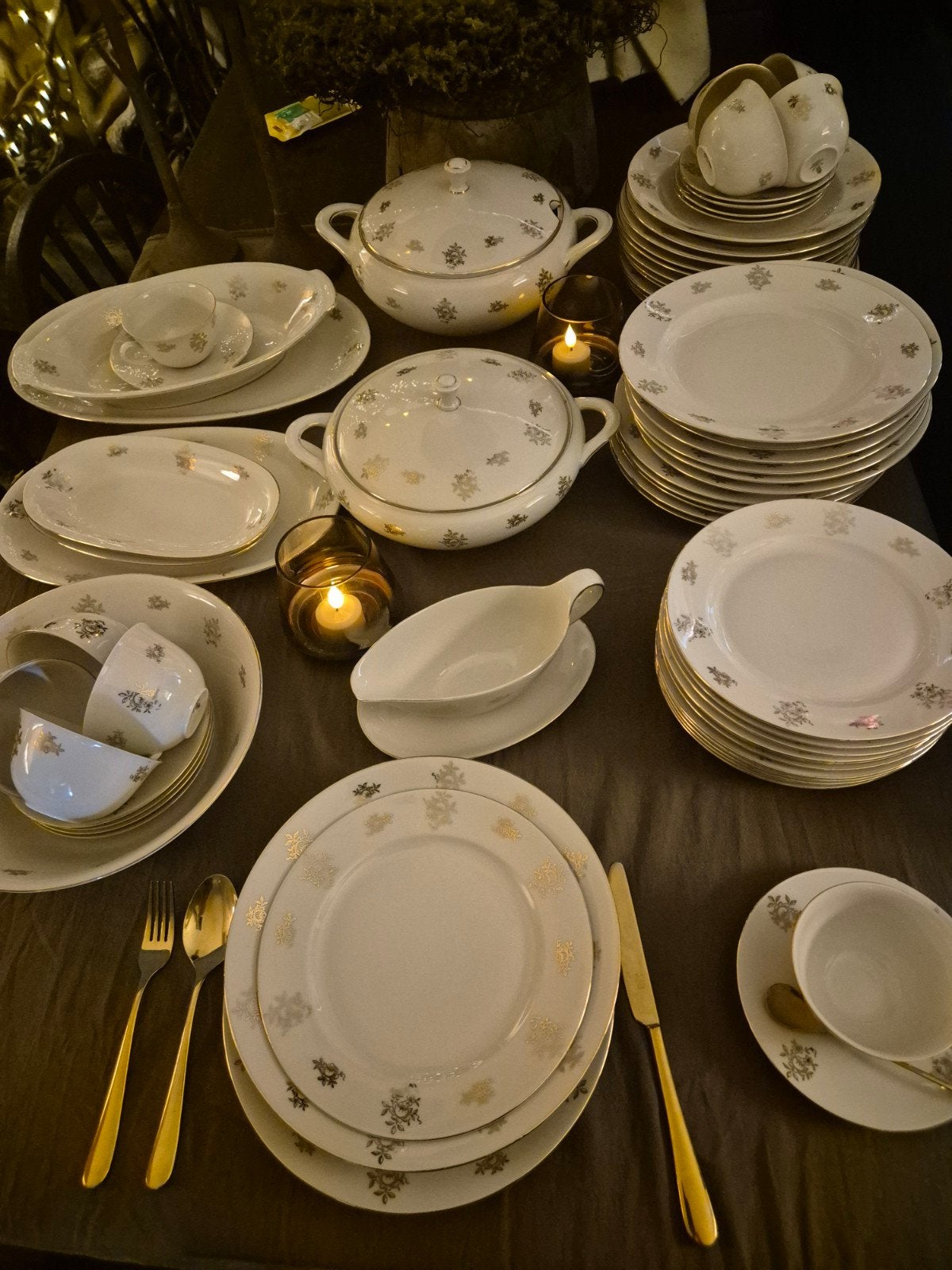 Luxe 12-persoons servies wit met gouden decoraties, Antiek en Kunst, Ophalen