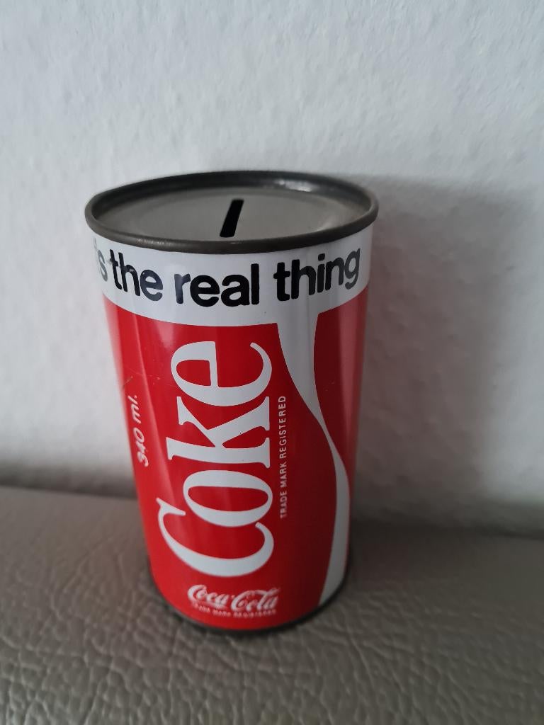 spaarpot in blik coca cola, Verzamelen, Spaarpotten, Ophalen of Verzenden, Metaal of Blik, Overige thema's