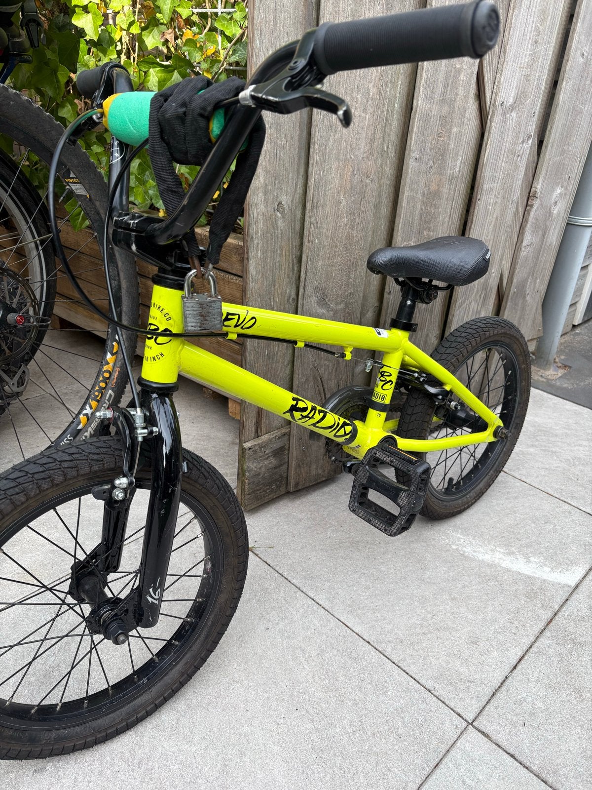 Radio Revo 16inch BMX Fiets - Neon Geel, Fietsen en Brommers, Ophalen, Staal, Velgrem, Voetsteunen