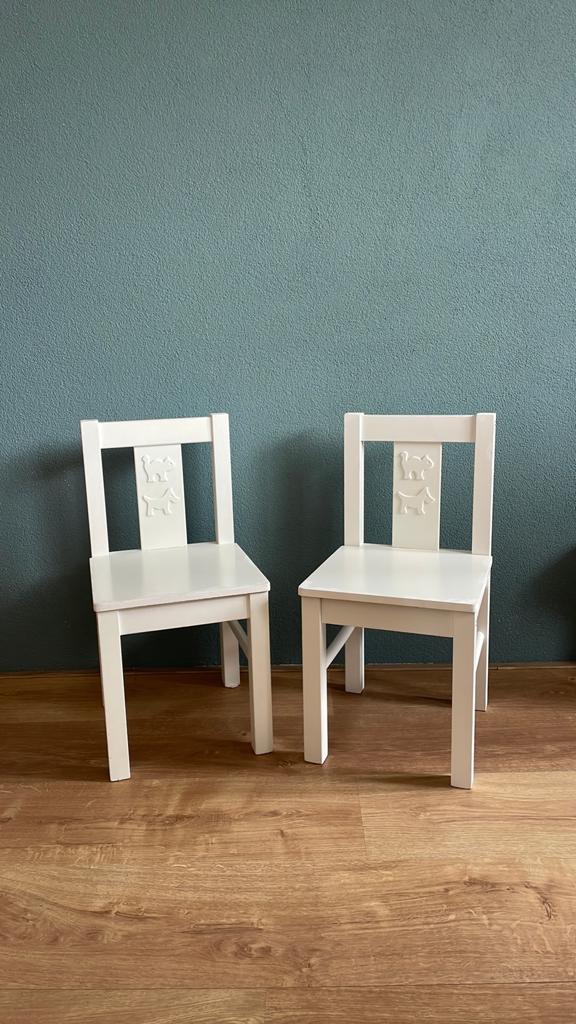 Twee witte houten Ikea kinderstoeltjes Sundvik, Ophalen of Verzenden, Gebruikt, Stoel(en)