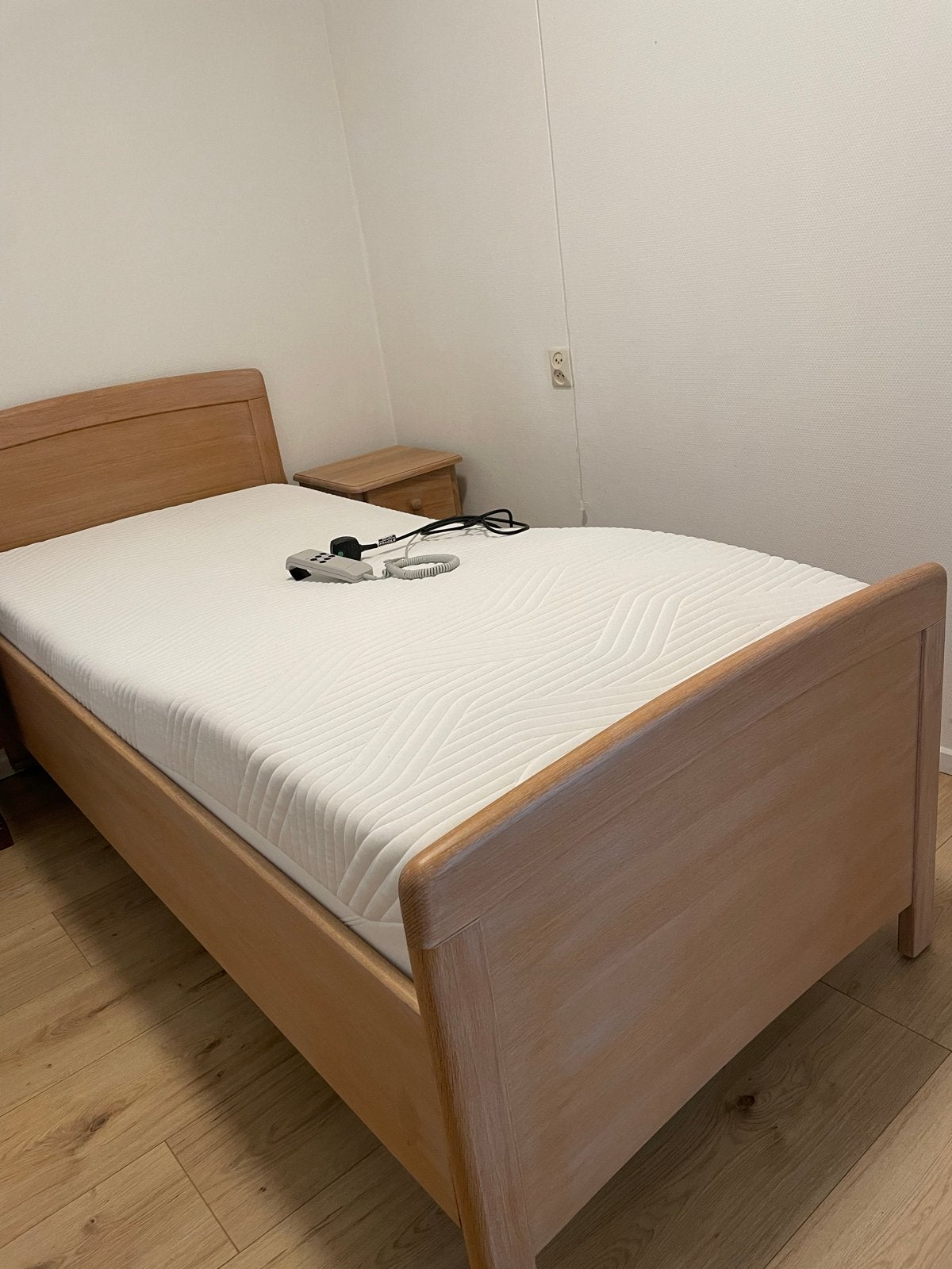 Eenpersoonsbed met elektrische lattenbodem en nachtkastje, Ophalen, 90 cm, Eenpersoons, Bruin