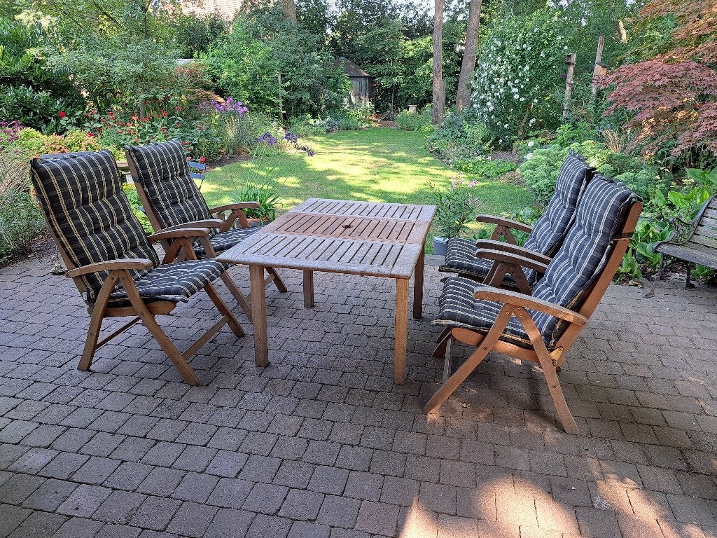 Teakhouten Kings tuinset, tafel en vier stoelen met kussens., Ophalen, 4 zitplaatsen, Gebruikt, Teakhout