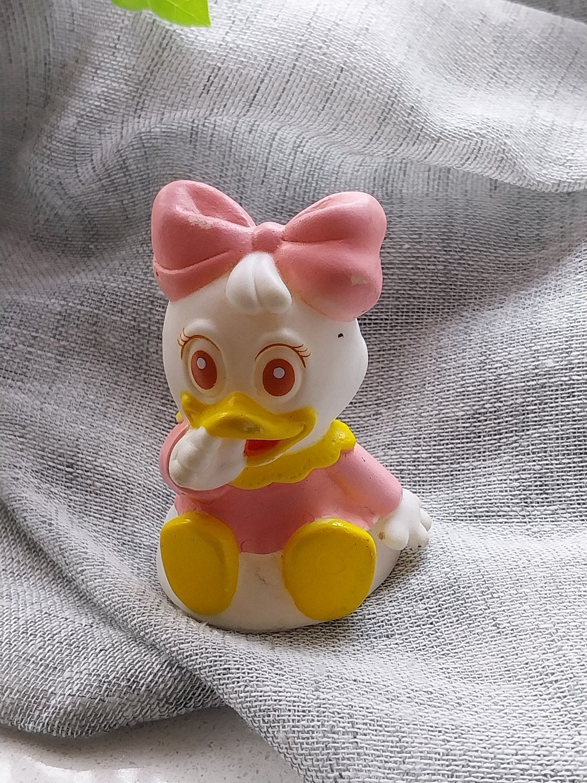 Vintage Daisy Duck Beeldje - The Walt Disney Company, Ophalen of Verzenden, Overige figuren, Gebruikt, Beeldje of Figuurtje