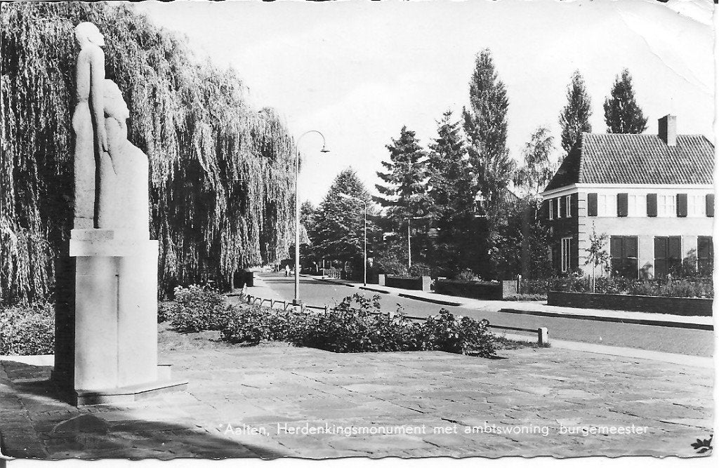 Aalten Herdenkingsmonument met ambtswoning burgemeester 1966, Verzamelen, Ophalen of Verzenden, 1960 tot 1980, Gelopen