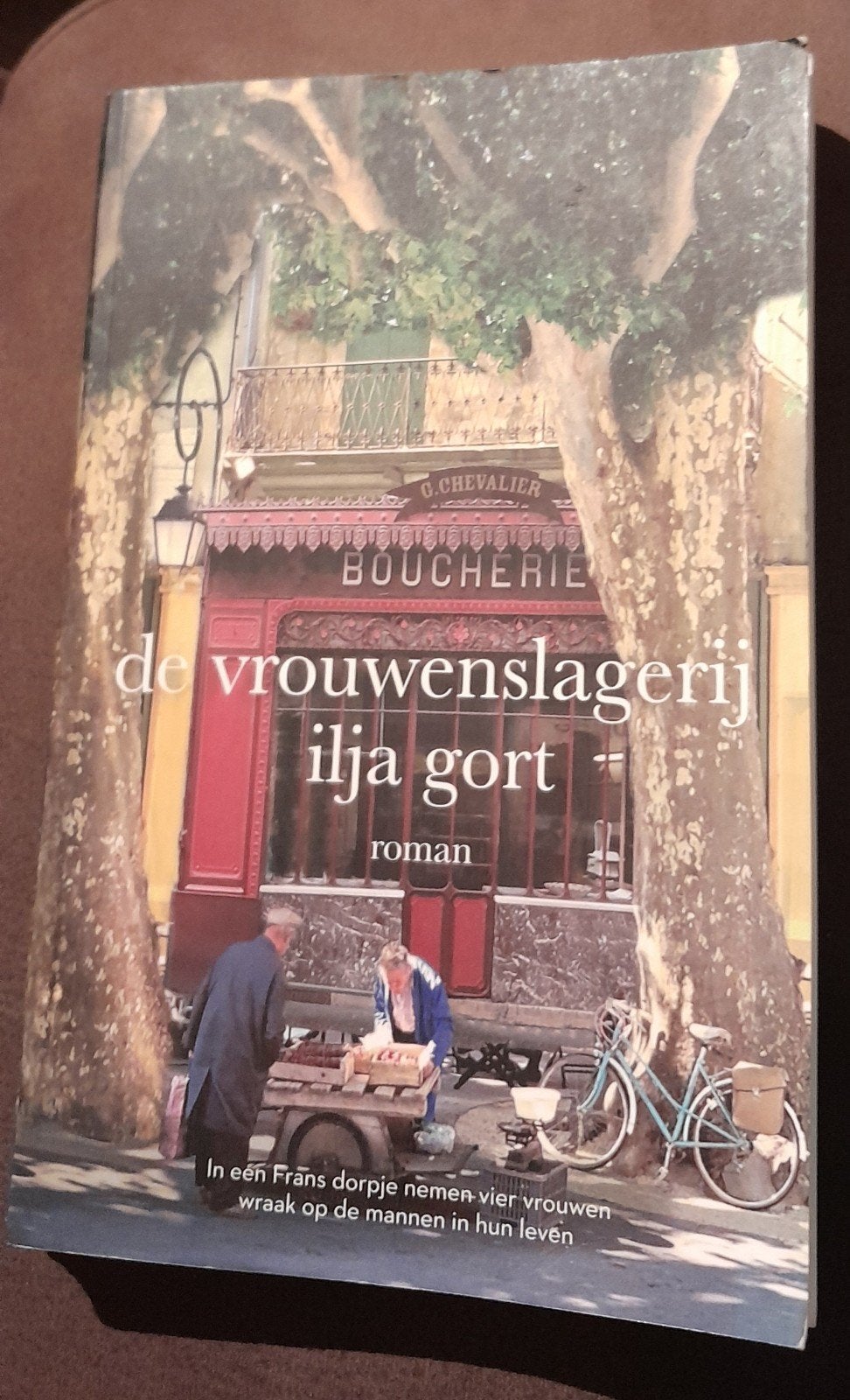 De Vrouwenslagerij - Ilja Gort (Roman), Gelezen, Ophalen of Verzenden, Nederland, Ilja Gort