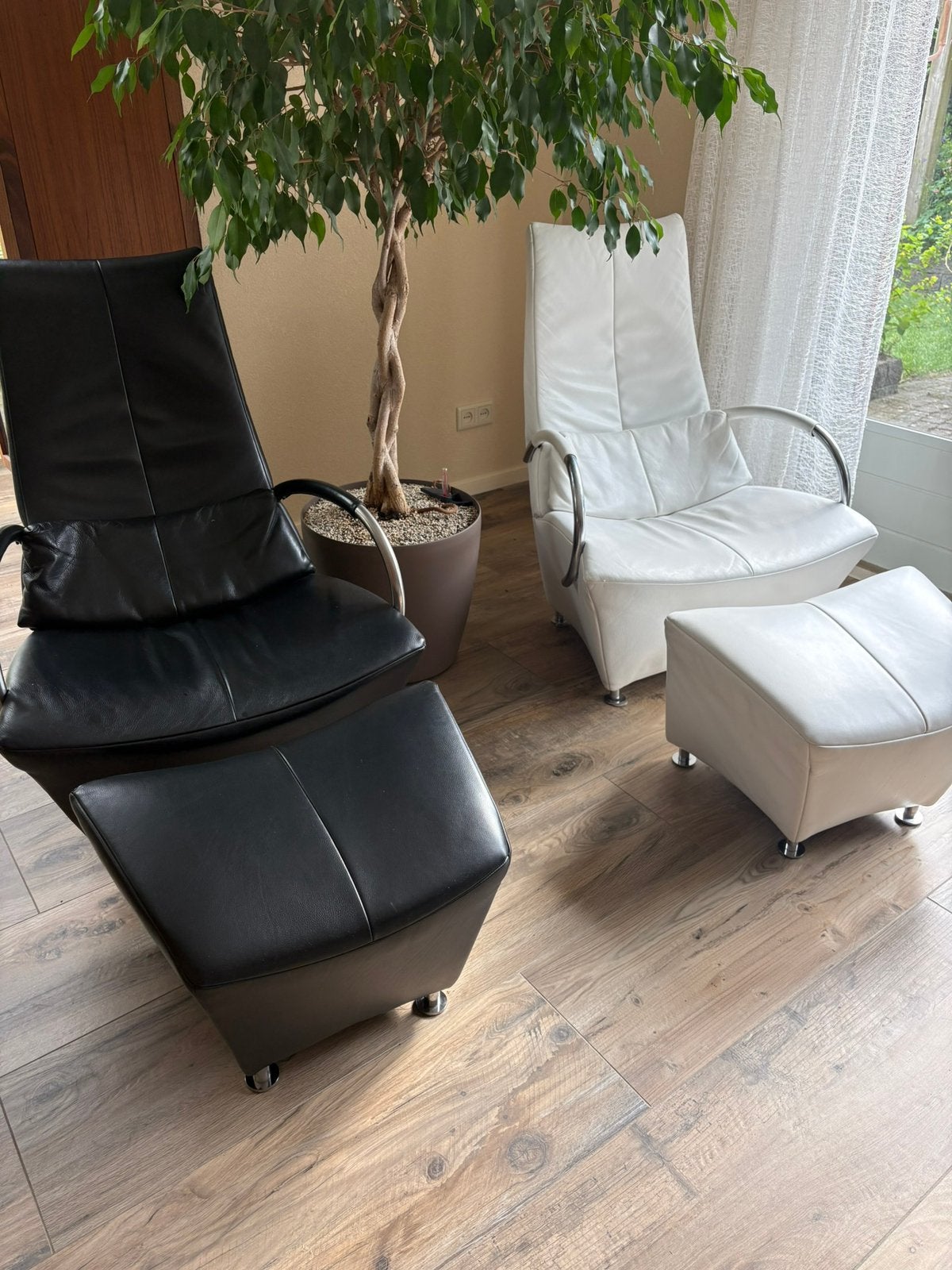 Fauteuils De Toekomst, model Panda (wit en zwart + hocker), Ophalen, Zo goed als nieuw, 50 tot 75 cm, Modern / glad leer
