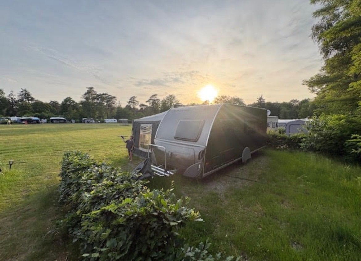 Mooie en complete caravan met voortent, airco en mover, Caravans en Kamperen, Caravans, Overige merken, Rondzit, Koelkast, Particulier