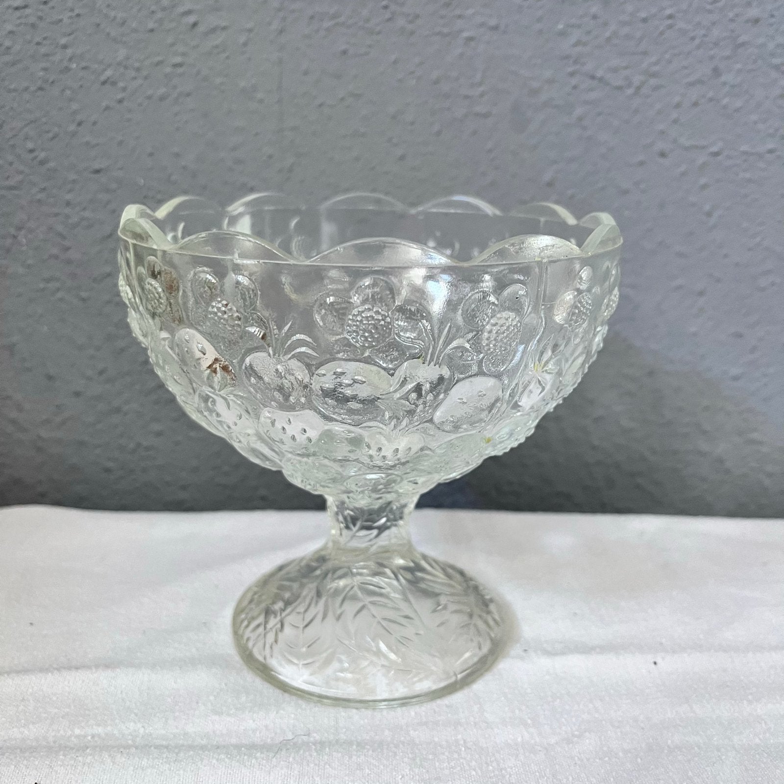 Nieuwe glazen schaal op voet, 13 cm hoog, Ophalen of Verzenden, Nieuw, Rond, Glas