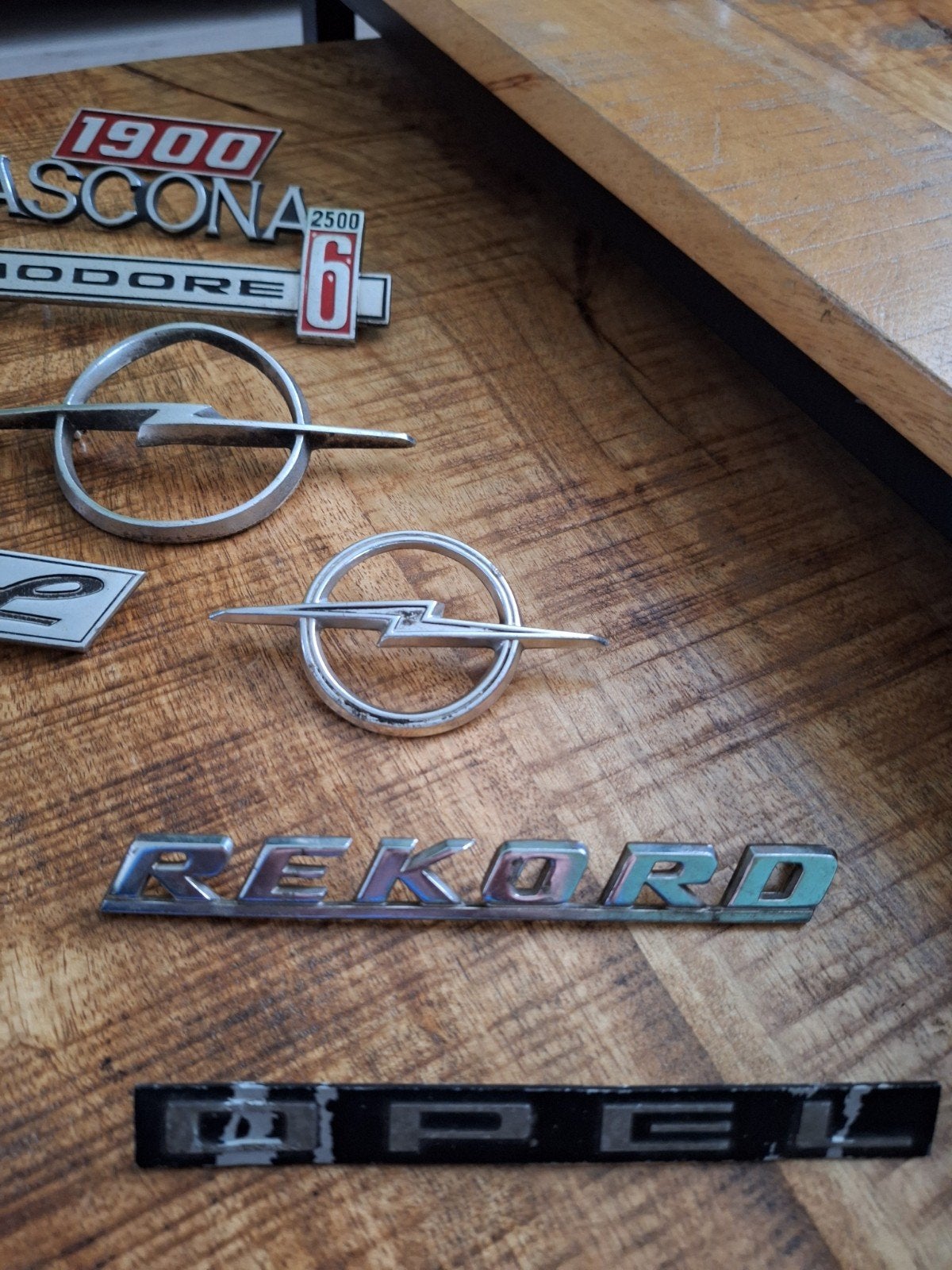 Opel Emblemen en Badges - Ascona, Commodore, Rekord, Ophalen of Verzenden, Gebruikt, Opel