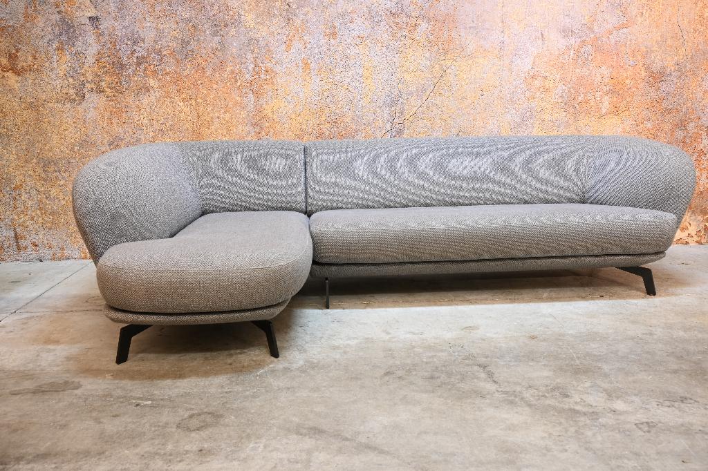 ZGANieuw fraaie stoffen Leolux Flint design hoekbank