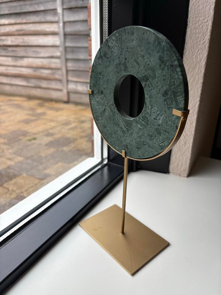 Groen - goud marmeren accessoire op standaard - 29 cm hoog, Huis en Inrichting, Woonaccessoires | Overige, Ophalen, Zo goed als nieuw