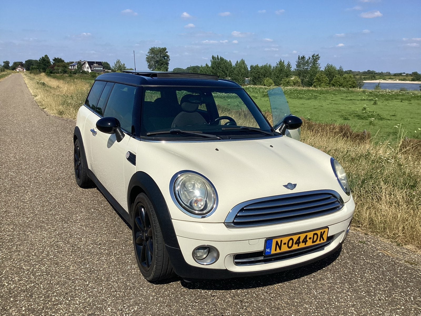 Mini Clubman 1.6 16V Cooper 2008 Wit, Auto's, Voorwielaandrijving, 4 cilinders, 4 stoelen, Leder en Stof