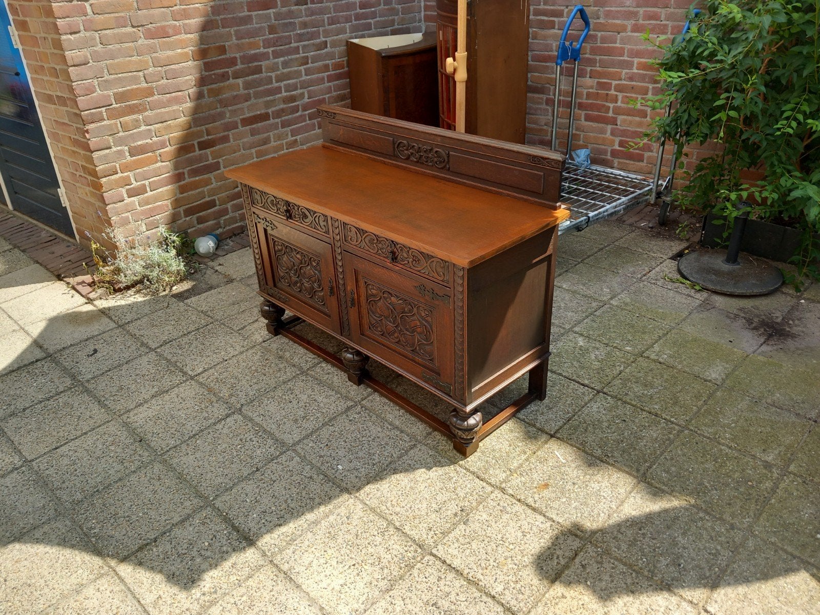 Antiek dressoir met houtsnijwerk, Ophalen