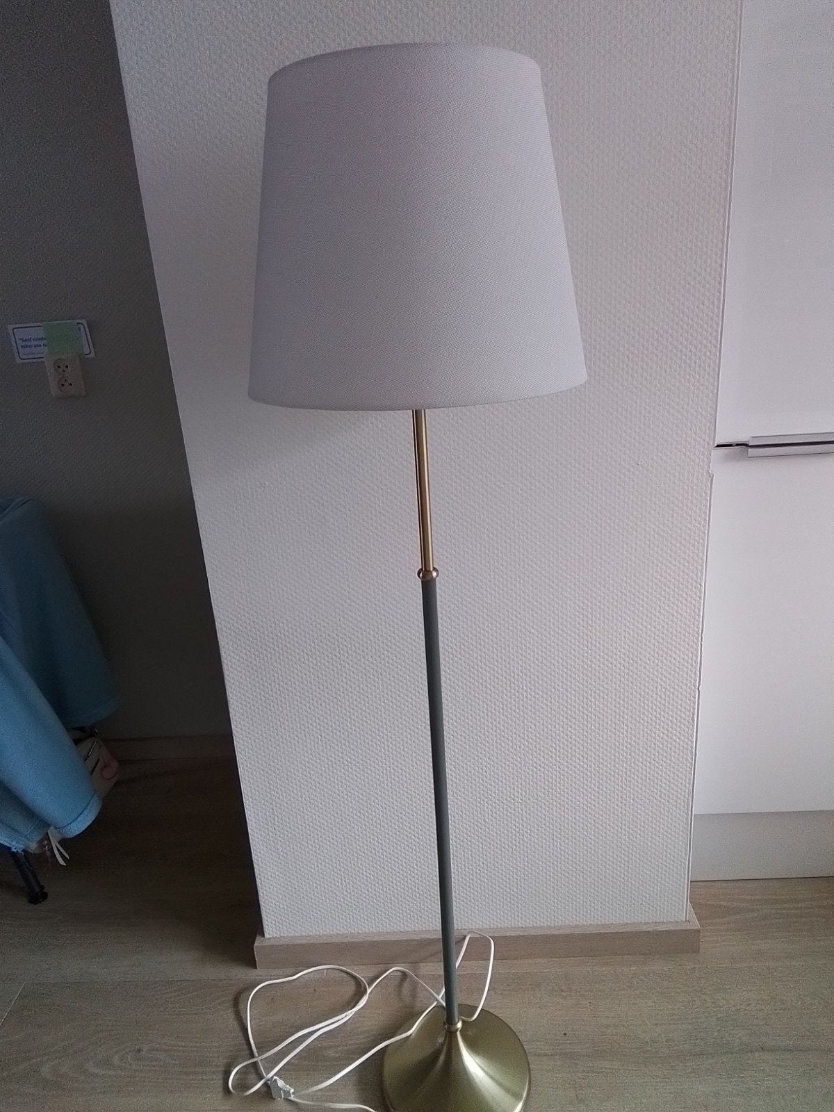 Staande Ikea lamp messing voet en zachtgrijze kap als nieuw, Ophalen, Zo goed als nieuw, Stof, Modern
