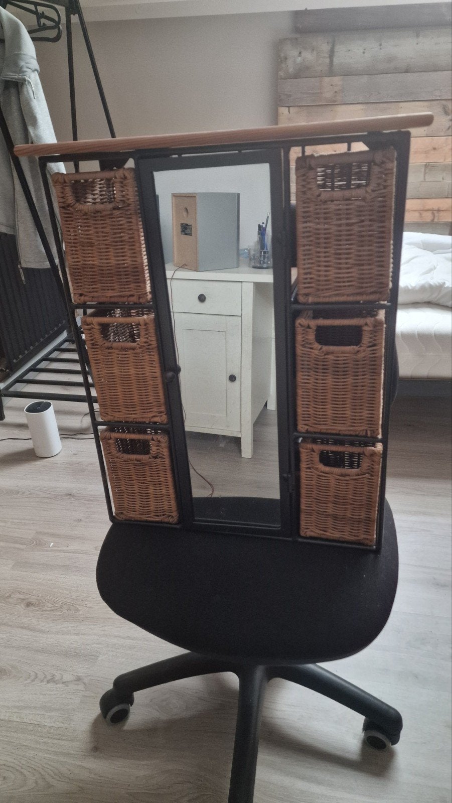Opbergrek met rieten manden en houten blad, Ophalen of Verzenden, Gebruikt
