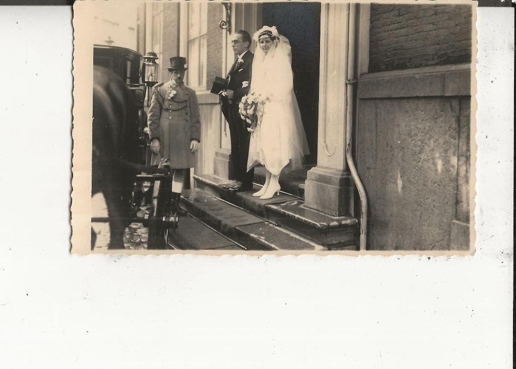 Den Haag Stadhuis Bruidspaar op de stoep Fotokaart, Ophalen of Verzenden, 1920 tot 1940, Ongelopen, Zuid-Holland