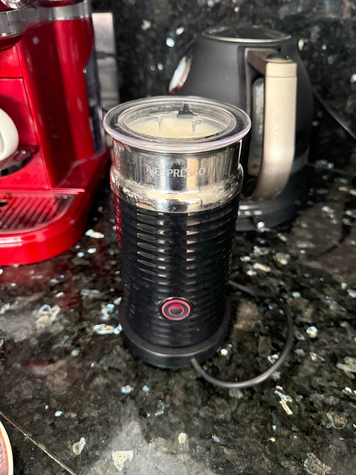 Nespresso melkopschuimer en cupjeshouder, Ophalen of Verzenden, Gebruikt, Overige modellen, Koffiepads en cups