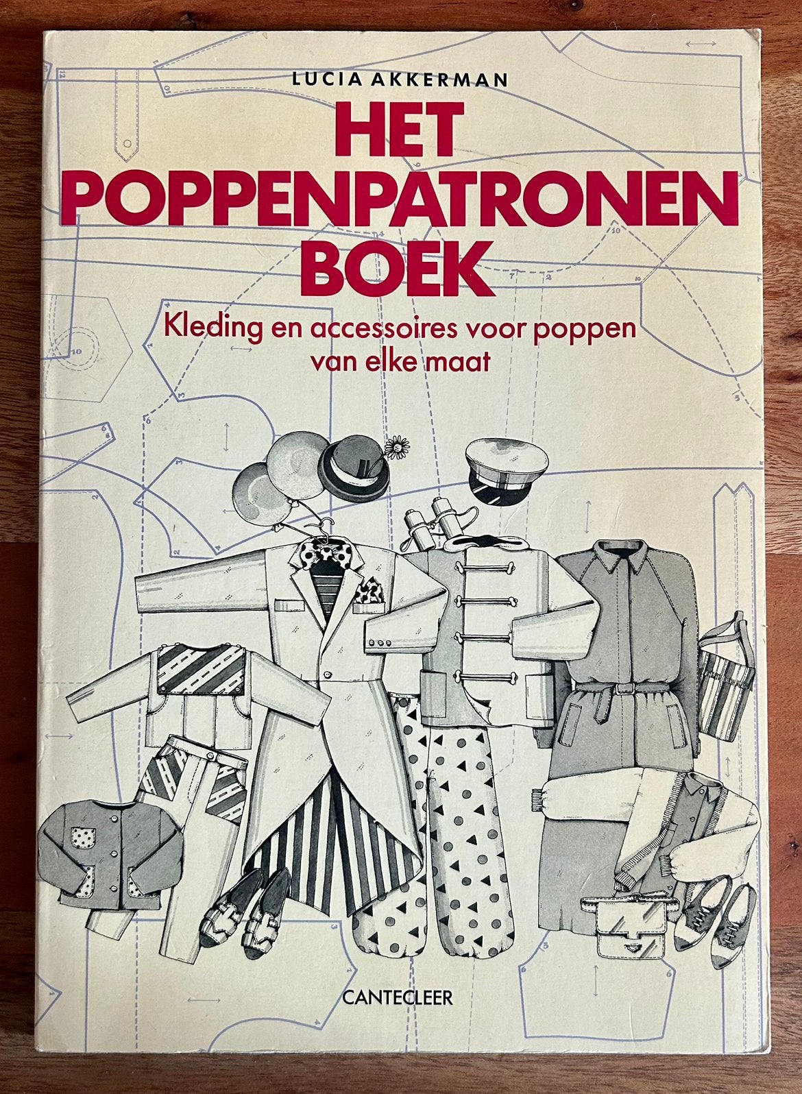 Lucia Akkerman - Het Poppenpatronenboek - Kleding, Lucia Akkerman, Ophalen of Verzenden, Zo goed als nieuw, Borduren en Naaien