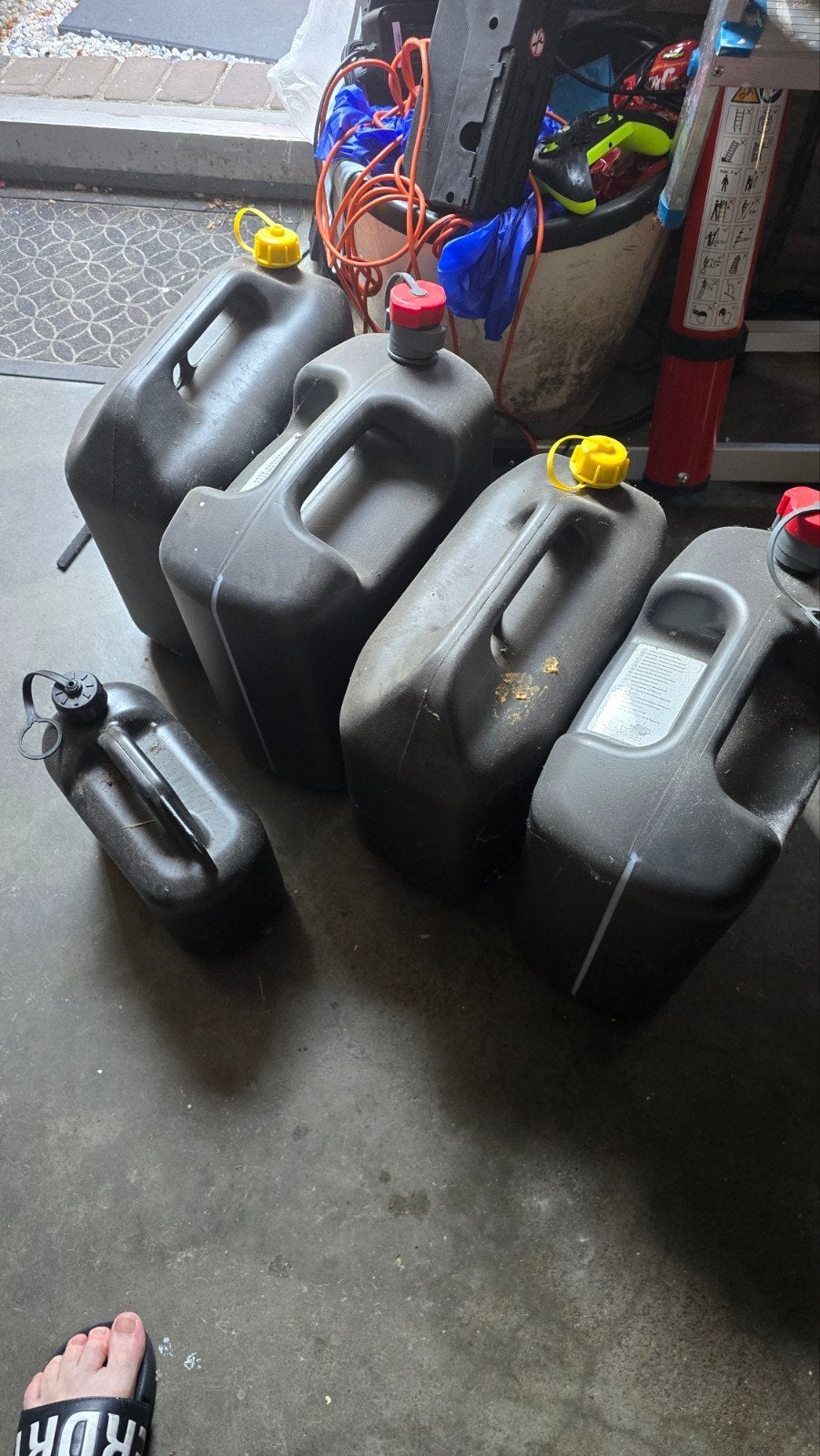 Brandstofjerrycans voor de Zibro Laser-kachel, Ophalen