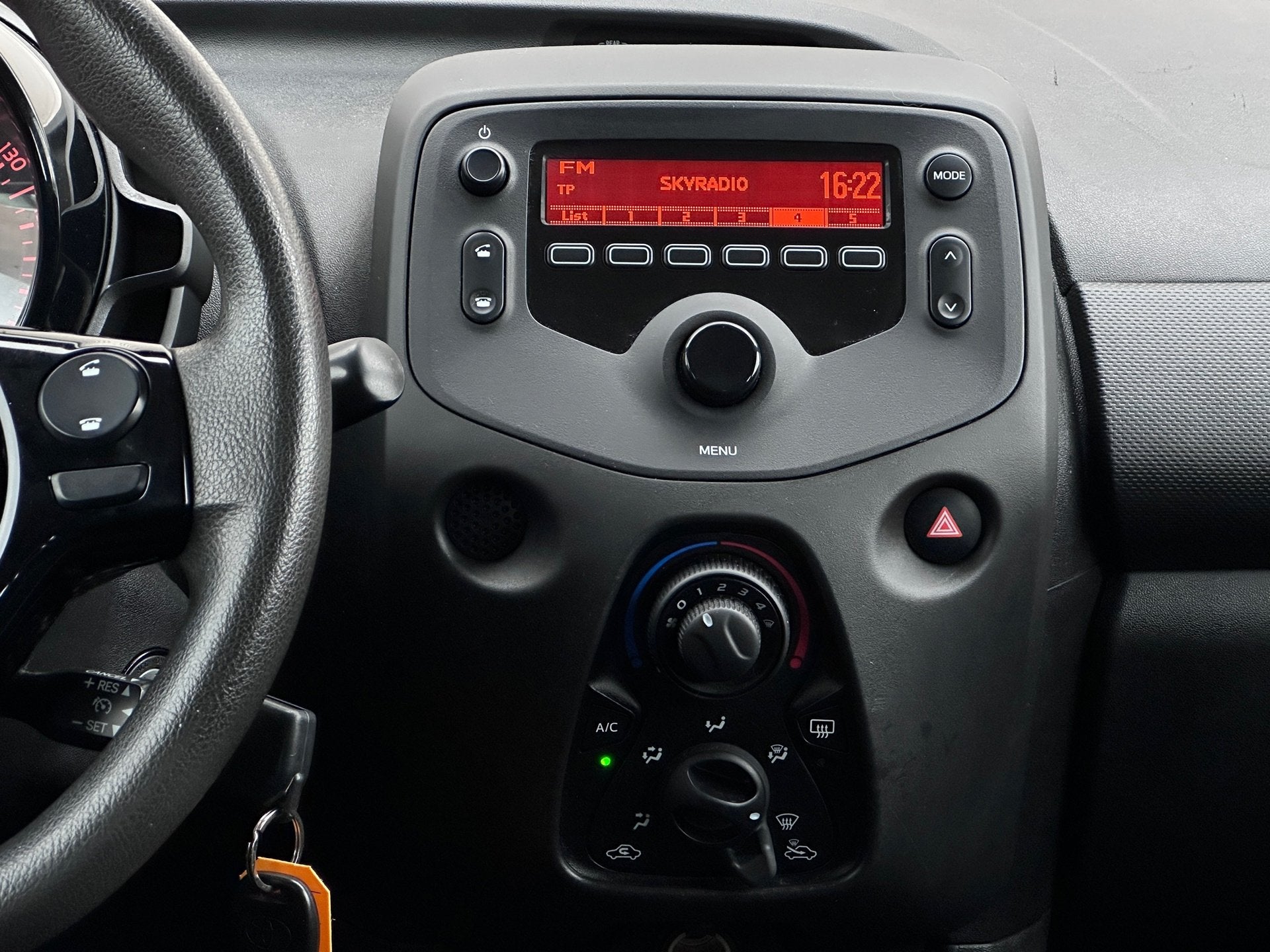 Toyota Aygo 1.0 VVT-i x-fun|Bluetooth|Airco|All-seasonbanden, Auto's, Voorwielaandrijving, Stof, Gebruikt, 4 stoelen
