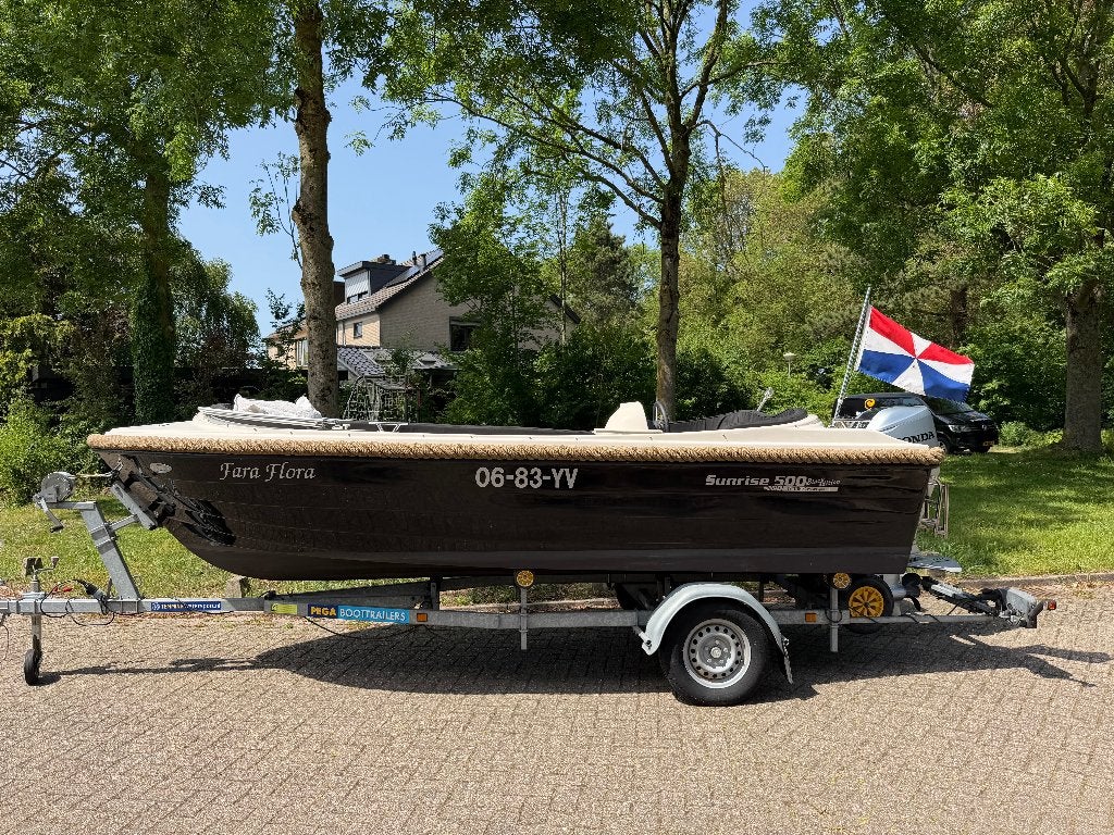 Sunrise 500 Black Edition met Honda 60pk en Pega trailer, 60 pk, 5 m, Zo goed als nieuw, 2 m