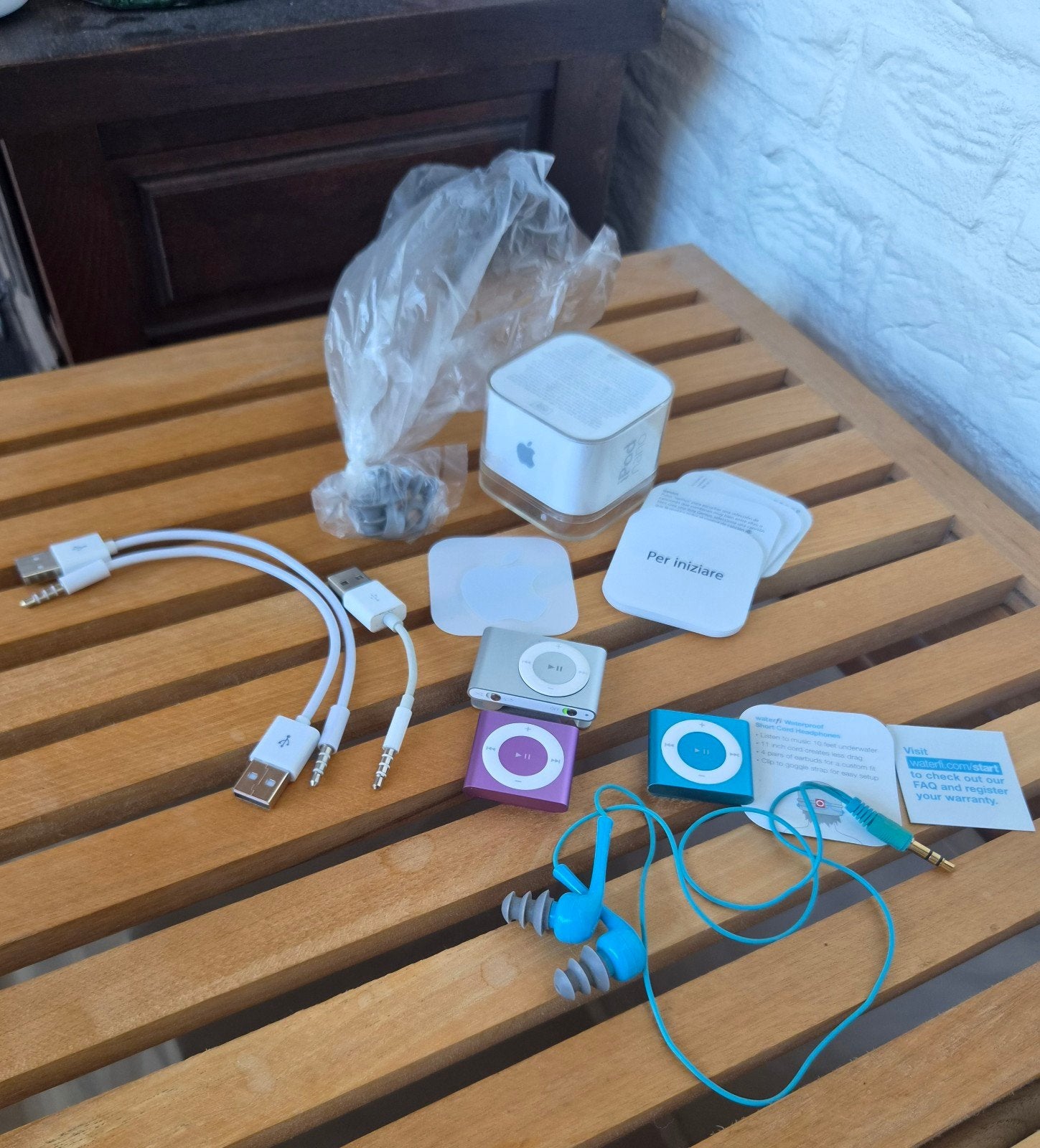 Lot van 3 iPods 4e generatie: Waterfi, Roze en Grijs, Shuffle, Ophalen of Verzenden, Zo goed als nieuw, Roze