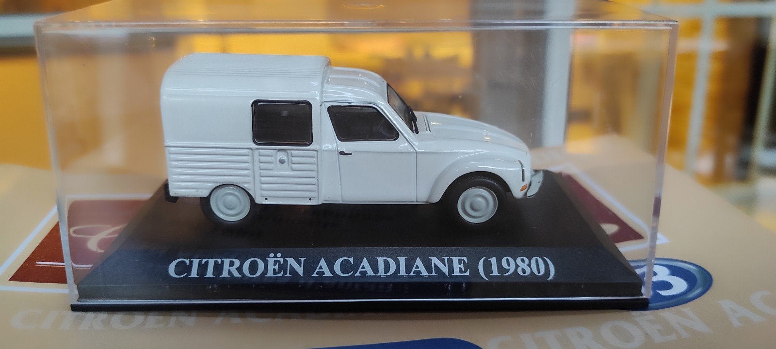 Citroën Acadiane beige 1980 1:43 in vitrinedoosje + magazine, Hobby en Vrije tijd, Modelauto's | 1:43, Ophalen of Verzenden, Nieuw