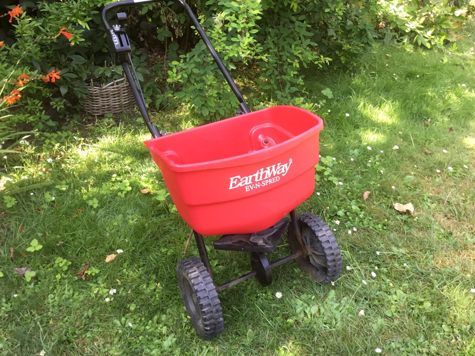 EarthWay EV-N-SPRED strooiwagen voor gazononderhoud, Ophalen, Gebruikt