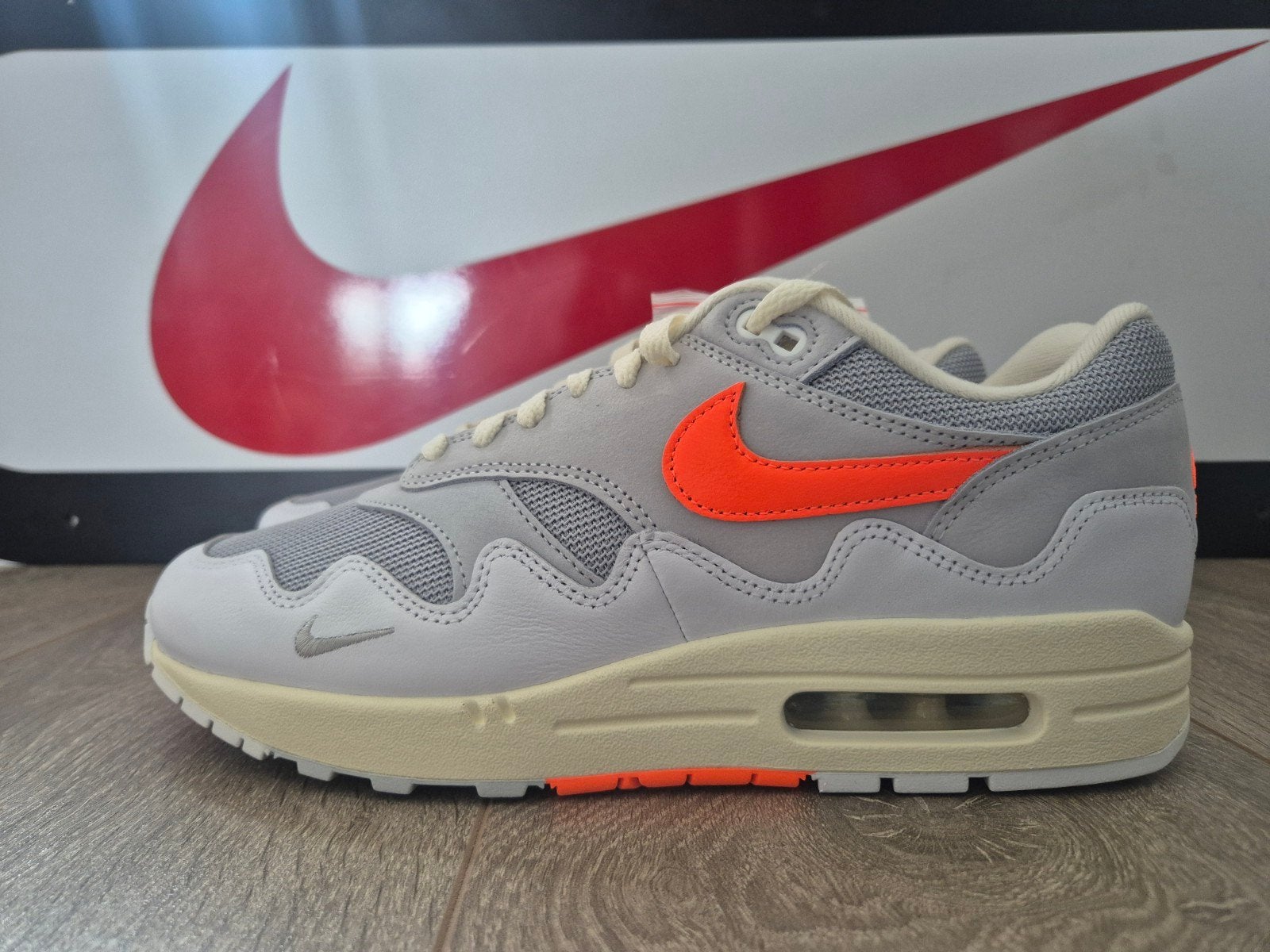Nike Air Max 1 x Patta Waves White Hyper Crimson maat 43, Kleding | Heren, Schoenen, Nike air max, Wit, Nieuw, Ophalen of Verzenden