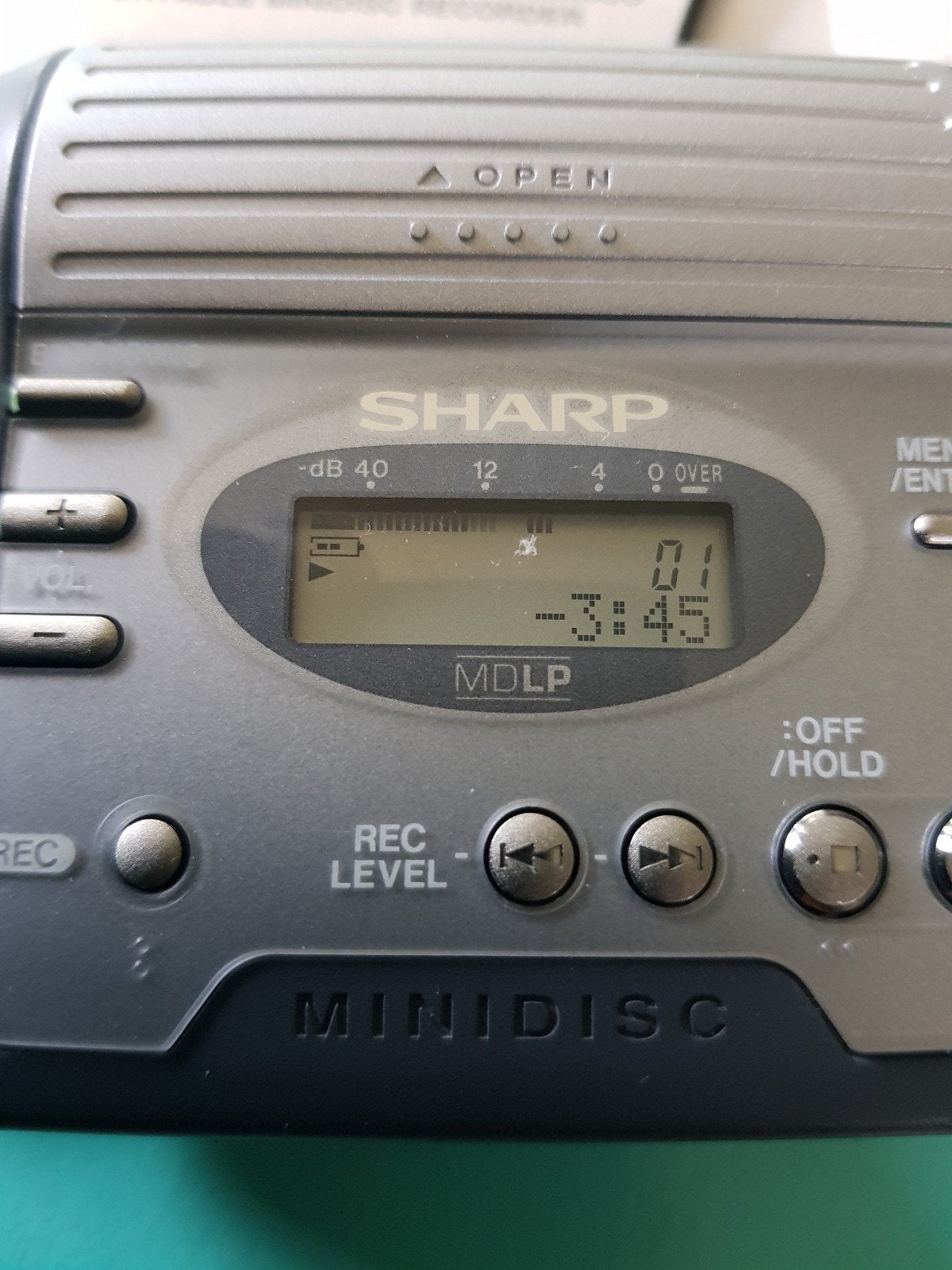 Sharp MD-MT270H is a portable MiniDisc recorder/player, Verzenden