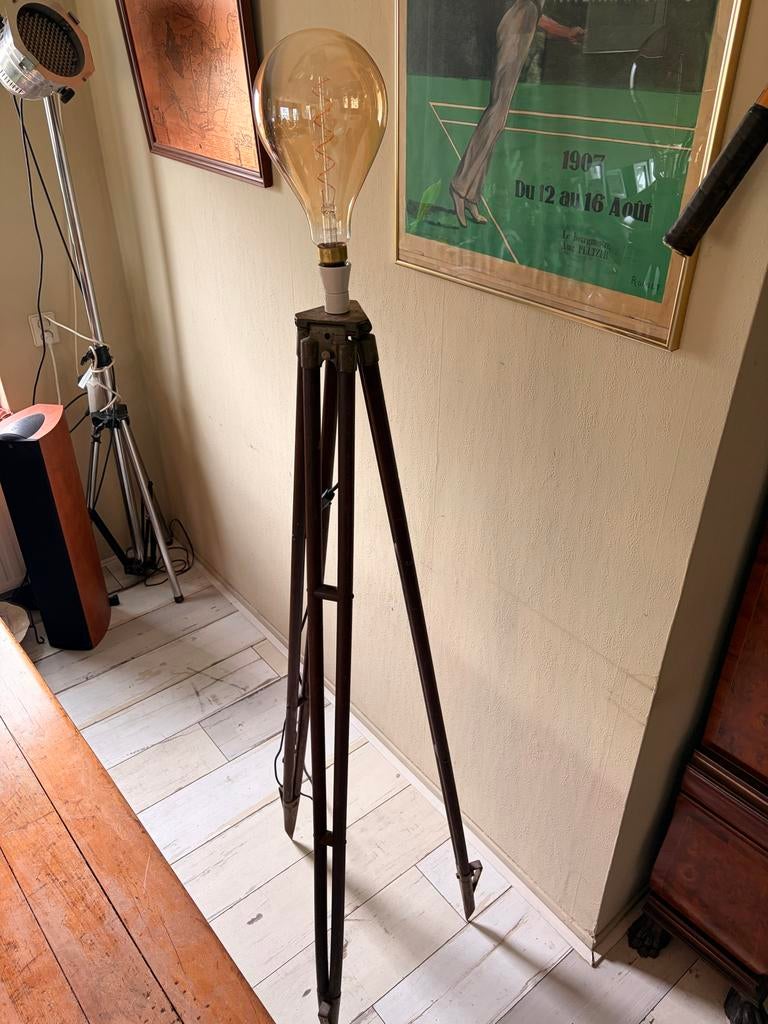 Exclusieve lamp gemonteerd op antieke driepoot, Ophalen, Zo goed als nieuw