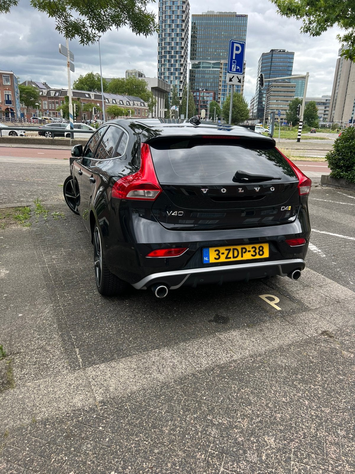 Volvo V40 2.0 D4 Rdesign business 190PK 2014 pano&memory, Auto's, Voorwielaandrijving, Zwart, Bedrijf, 30 km/l