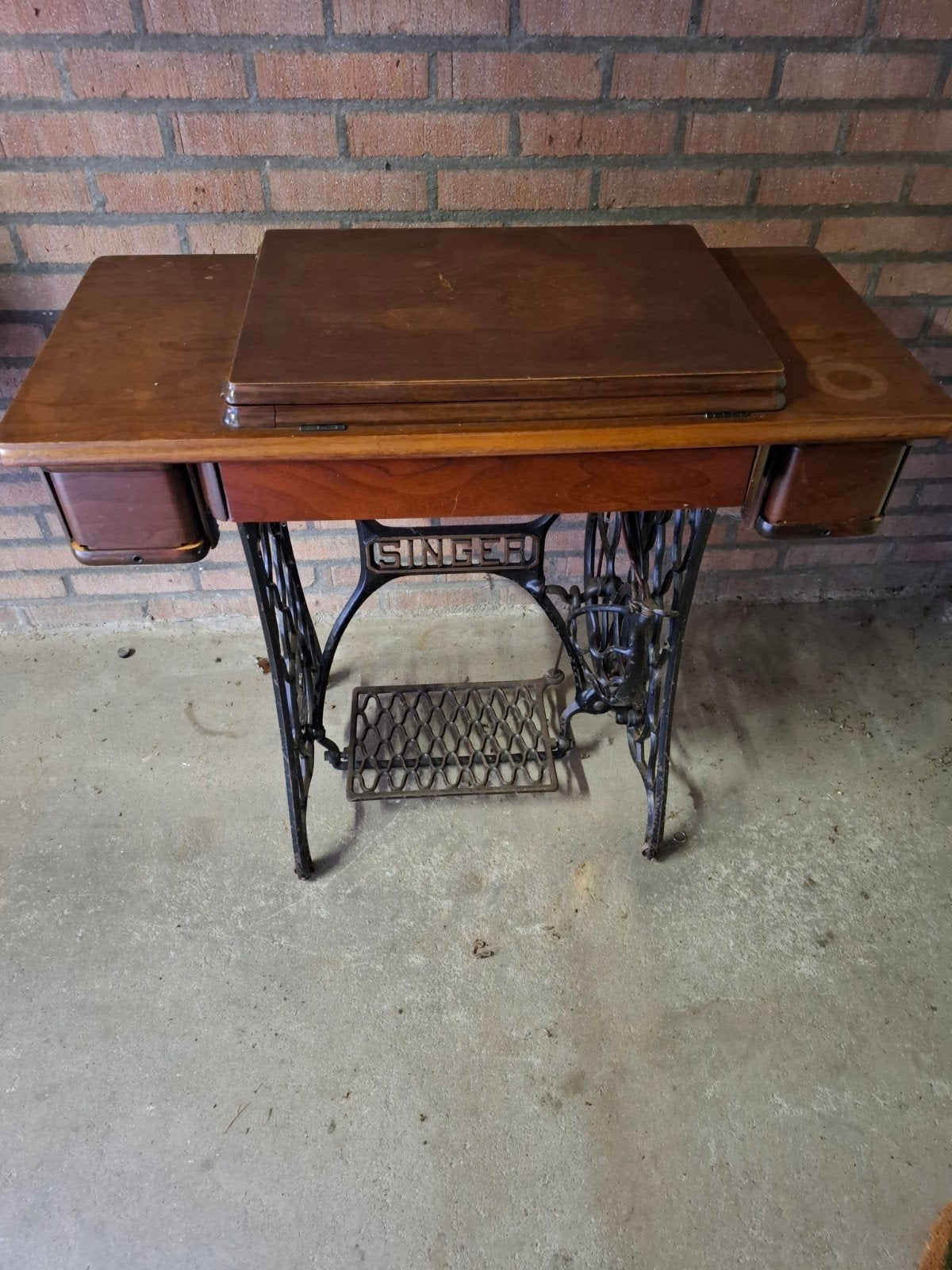 Antieke singer naaimaschine, Ophalen