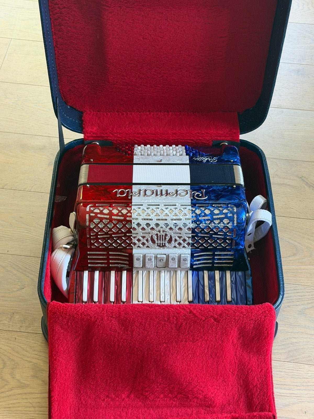 Nieuwe Piermaria accordeon unieke rood-wit-blauwe uitvoering, Muziek en Instrumenten, 72-bas, Met koffer, Toetsaccordeon, Zo goed als nieuw