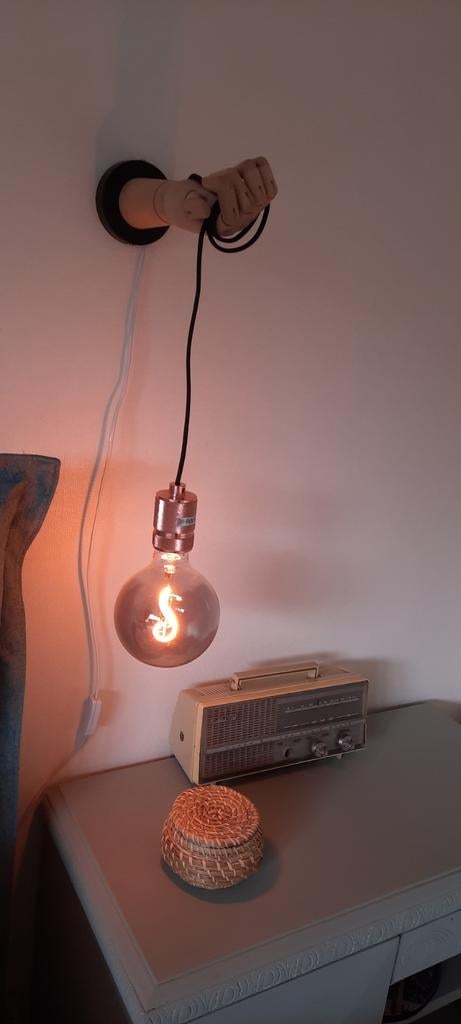 Unieke muurlamp met houten hand - Kinder- of tienerkamer, Ophalen of Verzenden, Gebruikt, Hout, Modern, Speels, Industrieel