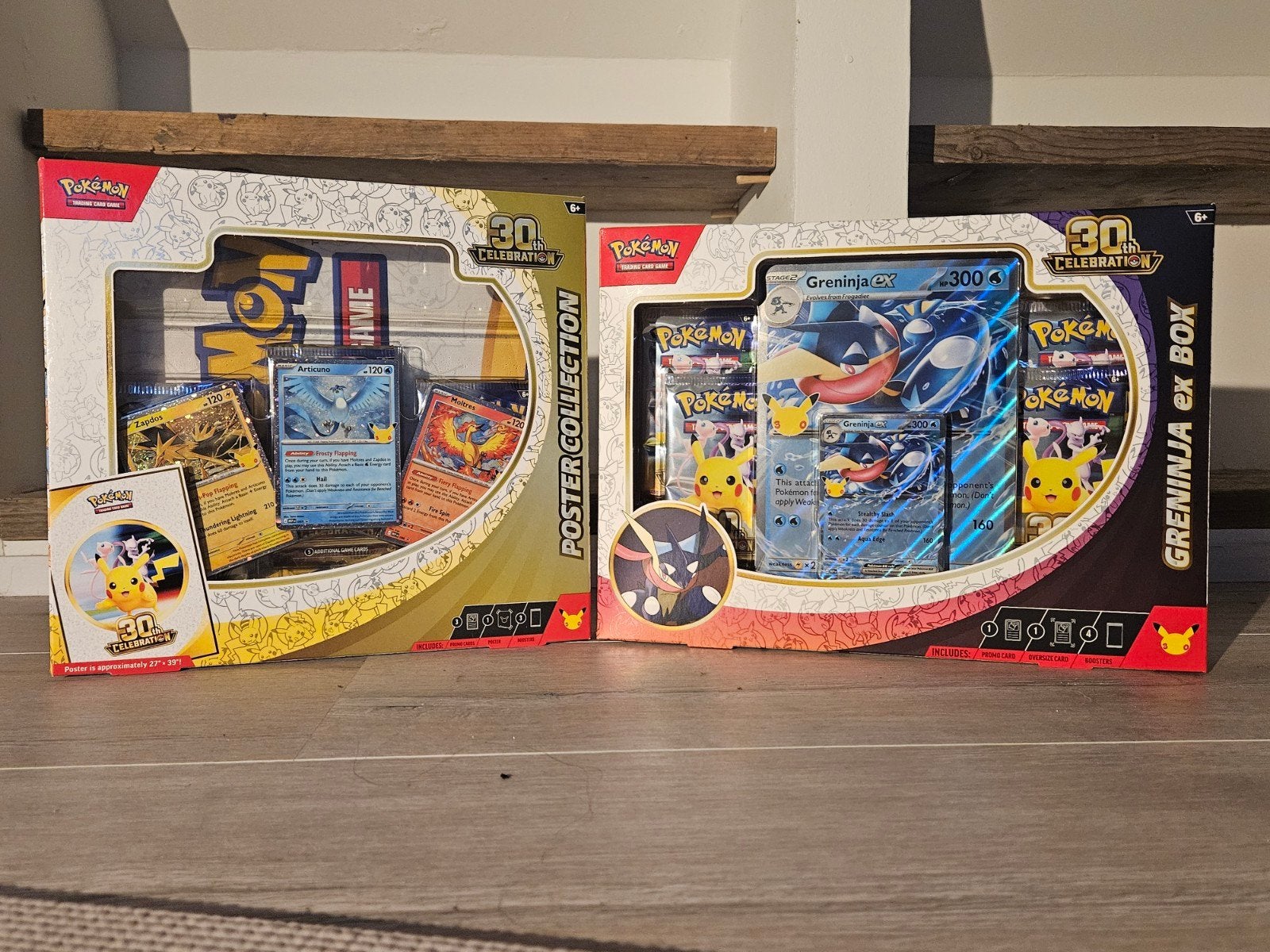 Pokémon  - Poster Collection + Greninja ex Box (sealed) 30th, Hobby en Vrije tijd, Ophalen, Nieuw, Foil